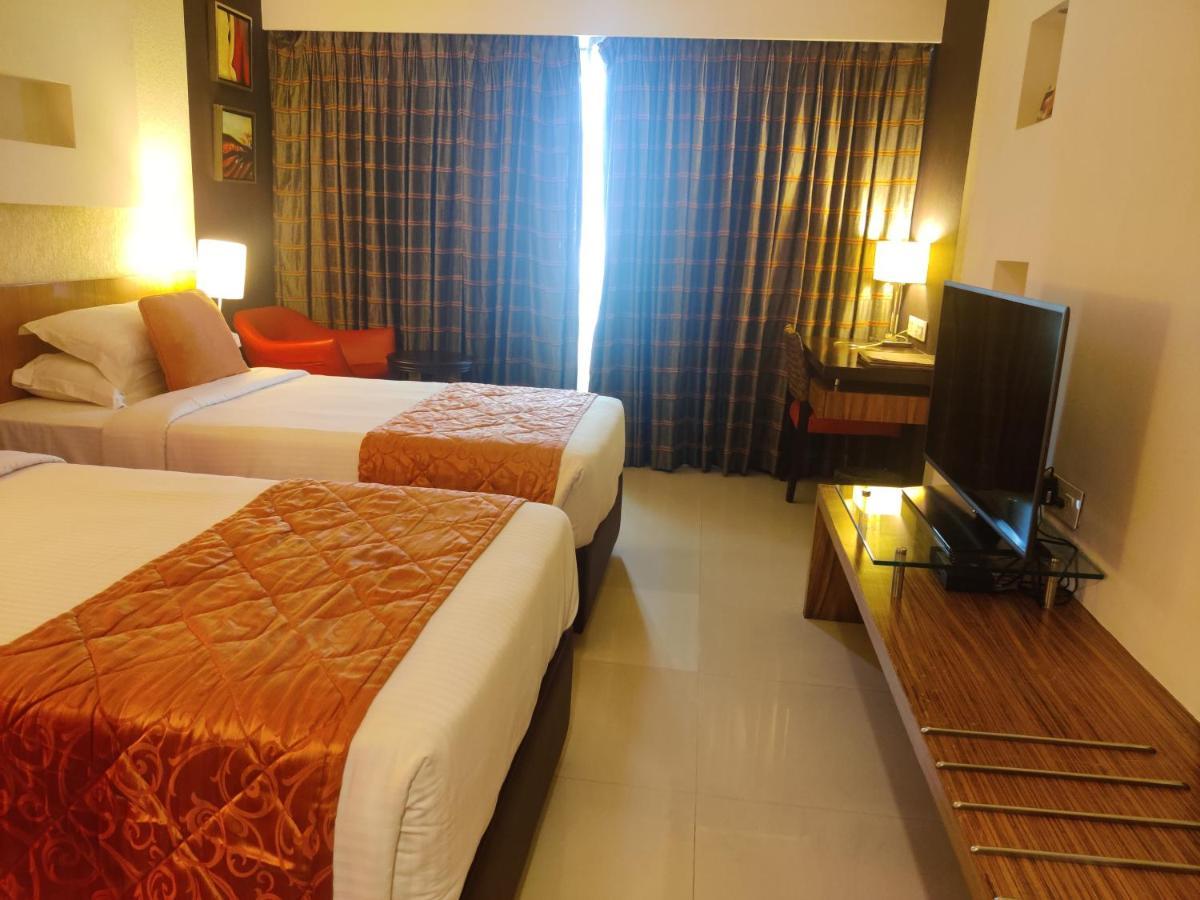 Hotel Satkar Residency Тхане Екстер'єр фото