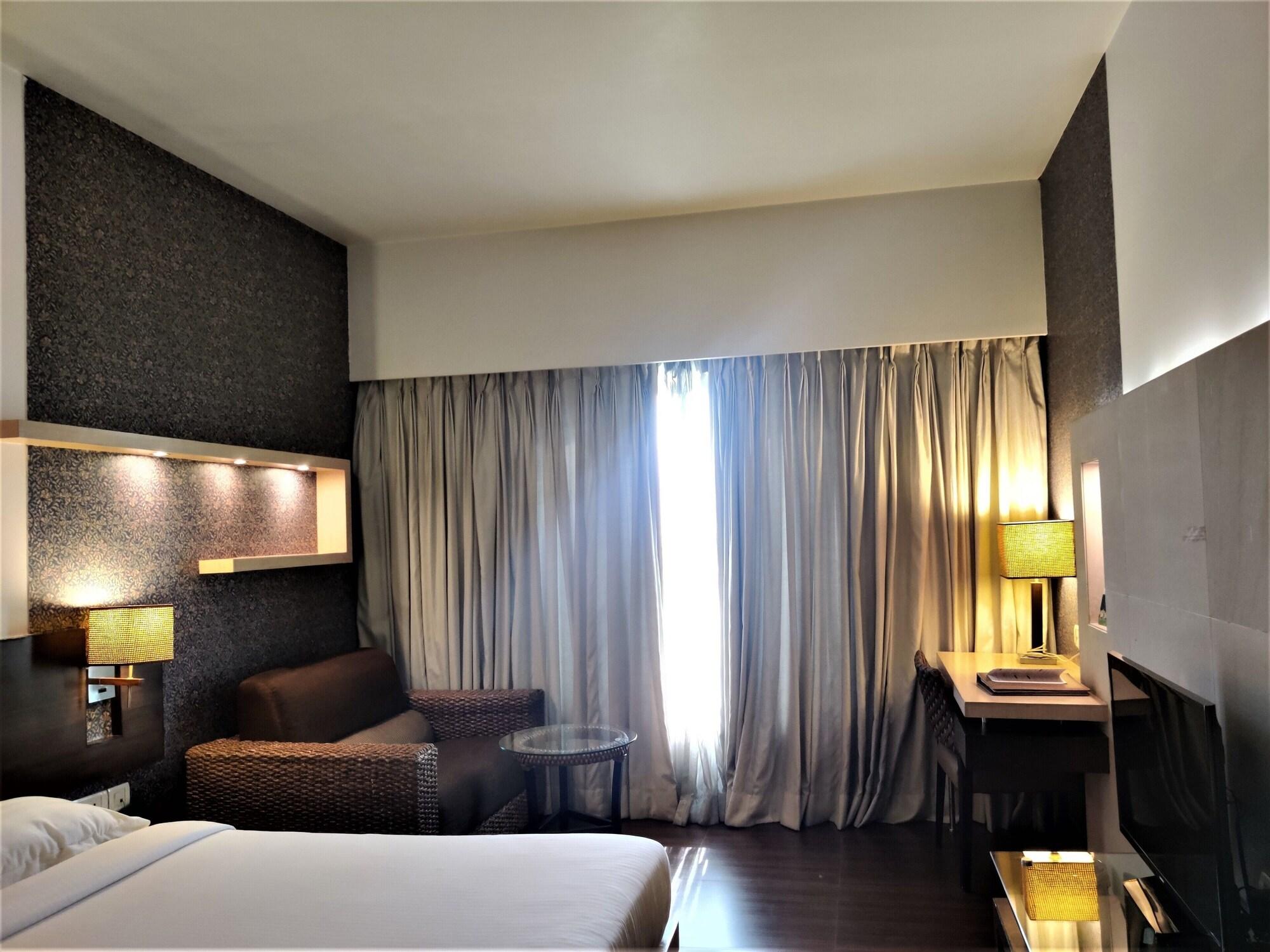 Hotel Satkar Residency Тхане Екстер'єр фото