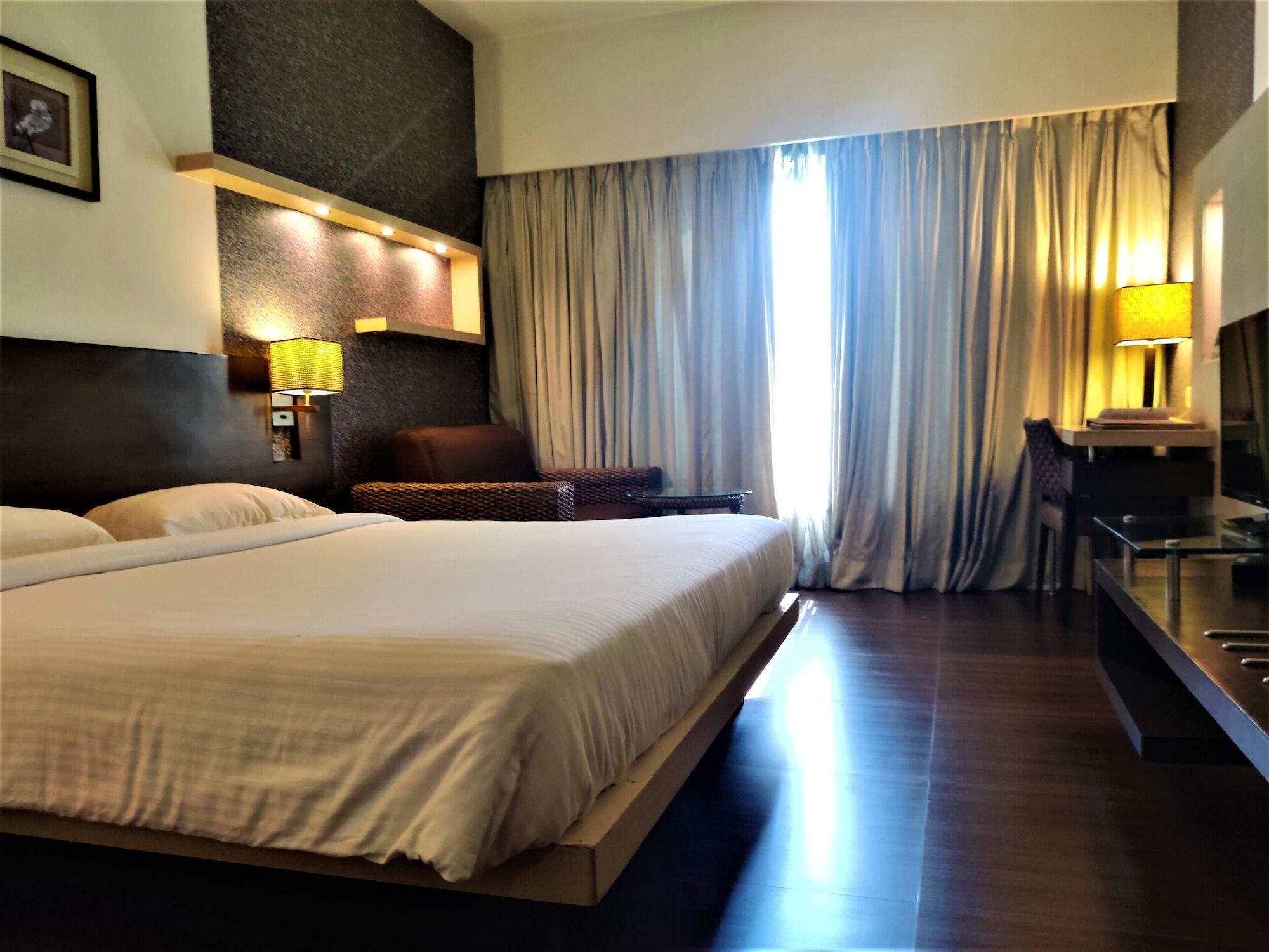 Hotel Satkar Residency Тхане Екстер'єр фото