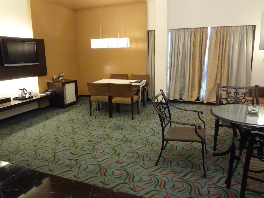 Hotel Satkar Residency Тхане Екстер'єр фото