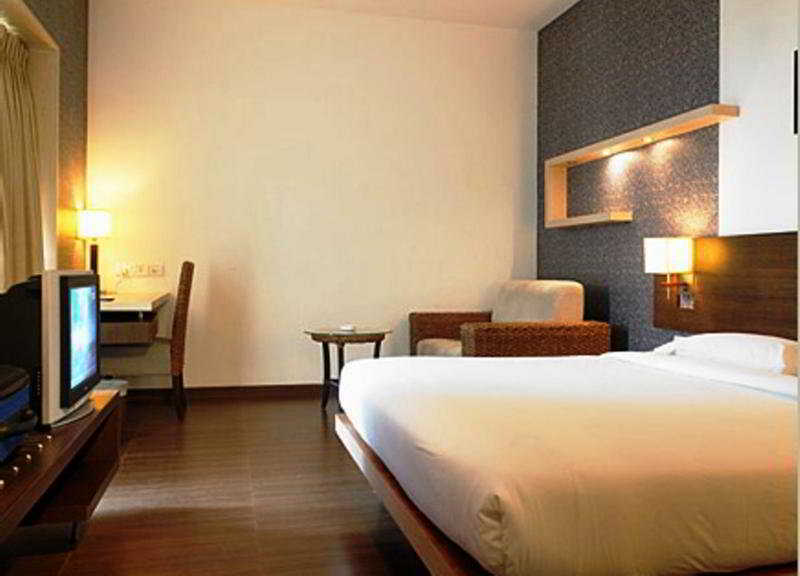 Hotel Satkar Residency Тхане Екстер'єр фото